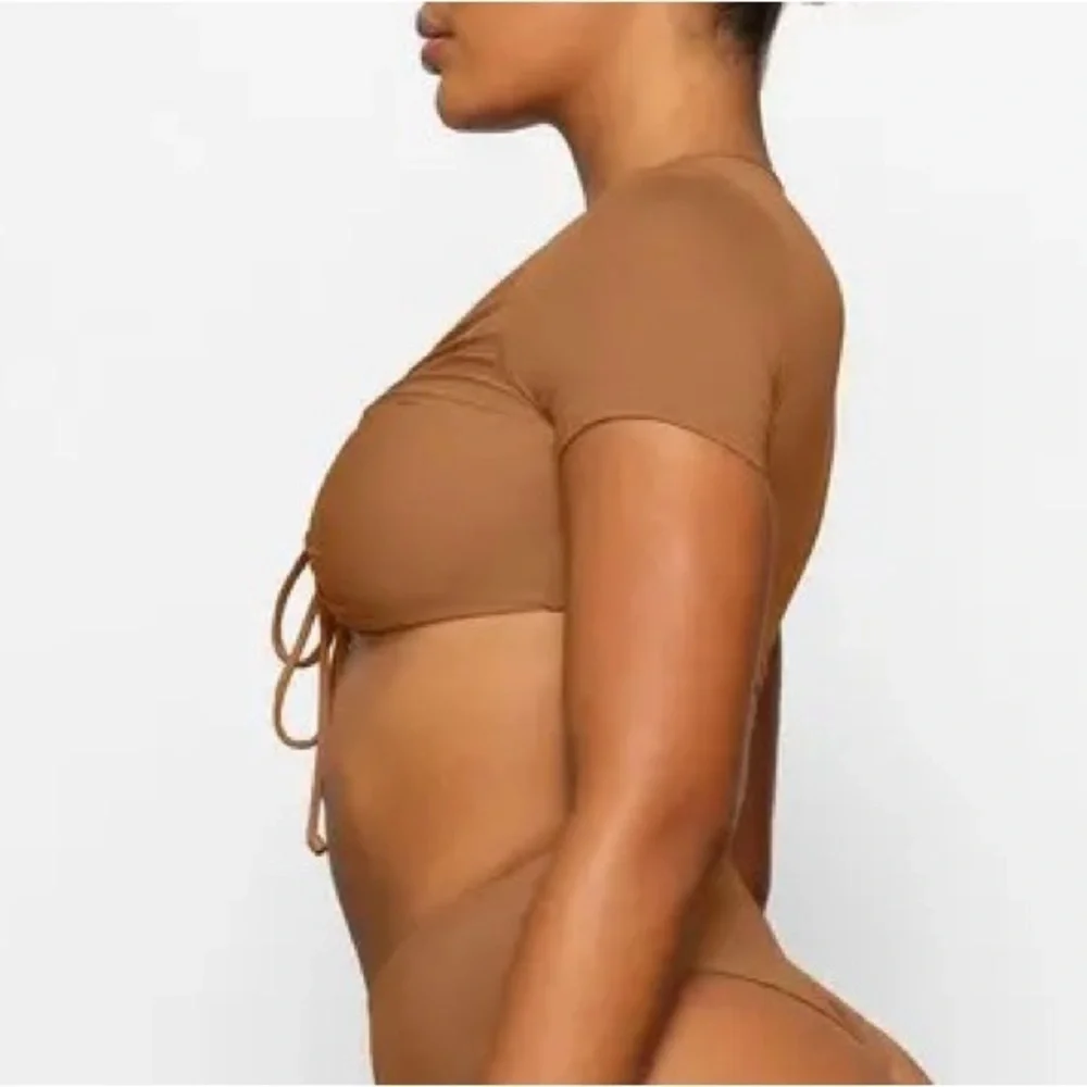 SKIMS SIGNATURE SWIM RUCHED T-SHIRT COLOR ALMOND SIZE 2X